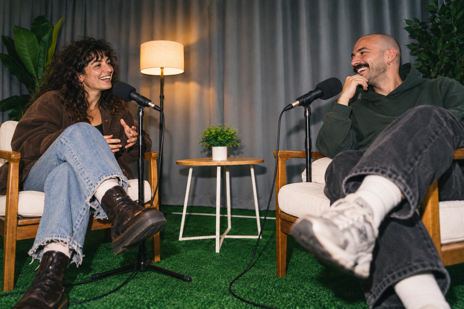 Entrevista en las butacas de La Guarida, con micrófonos de pie y la lámpara al fondo